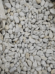 Kamenclub.ru: Мраморная крошка (щебень галтованный белый) фр.40-70 мм.  купить во Владимире мрамор белый молочный айвори окатанный округлый природный камень 17000 руб/т   фото КАМЕНЬ КЛУБ