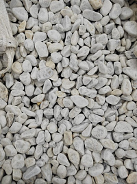 Kamenclub.ru: Мраморная крошка (щебень галтованный белый) фр.40-70 мм.  купить во Владимире мрамор белый молочный айвори окатанный округлый природный камень 17000 руб/т   фото КАМЕНЬ КЛУБ