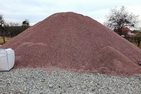 Kamenclub.ru: Мраморная крошка (щебень крошка розовый) фр. 5-10 мм.  купить во Владимире мрамор розовый, красный щебень колотый ландшафтный декоративный  11000 руб/т   фото КАМЕНЬ КЛУБ