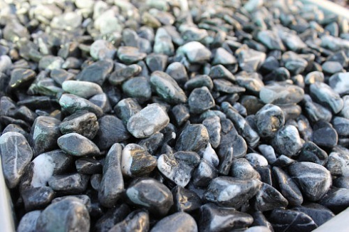 Kamenclub.ru: Щебень галтованный черный (мрамор) фр.10-20 мм.  купить во Владимире мрамор черный с белыми прожилками, черный, белый окатанный округлый ландшафтный декоративный щебень 15000 руб/т   фото КАМЕНЬ КЛУБ