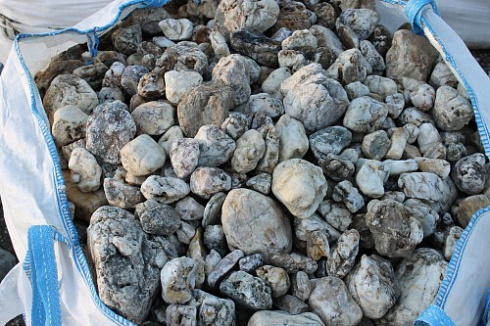 Kamenclub.ru: Кварцевый валунчик фр.100-300 мм.  купить во Владимире кварц белый, бежевый молочный рыжий крупный природный камень галечник 7850 руб/т   фото КАМЕНЬ КЛУБ