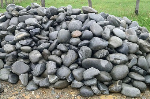 Kamenclub.ru: Темно-серый валунчик фр.100-300 мм.  купить во Владимире крупный природный камень серый, темно-серый, светло-серый речная галька большого размера окатанная 4500 руб/т   фото КАМЕНЬ КЛУБ