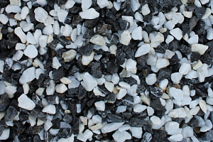 Kamenclub.ru: Мраморная крошка (щебень крошка микс : черный-белый) фр. 10-20 мм.  купить во Владимире мрамор белый, черный каменная декоративная крошка ландшафтная 12000 руб/т   фото КАМЕНЬ КЛУБ