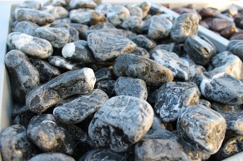 Kamenclub.ru: Щебень галтованный черный (мрамор) фр. 50-100 мм.  купить во Владимире мрамор черный с белыми прожилками щебень ландшафтный мраморный 15000 руб/т   фото КАМЕНЬ КЛУБ