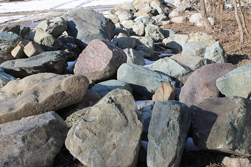 Kamenclub.ru: Гранит скальник (серо-зеленый) фр. 500-1500 мм.  купить во Владимире гранит мрамор  серый зеленый темно-серый глыба скальная колотая ландшафтная 7 500 руб/т   фото КАМЕНЬ КЛУБ