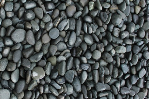 Kamenclub.ru: Галька речная окат (темно-серая) фр. 70-150 мм. купить  во Владимире галька речная темно-серая, синяя, серая речная галька округлая  8000 руб/т   фото КАМЕНЬ КЛУБ