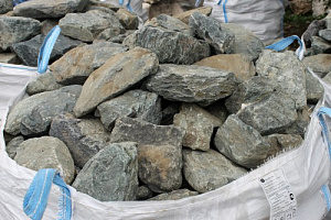 Kamenclub.ru: Гранит скальник (серо-зеленый) фр. 100-500 мм.  купить во Владимире гранит зеленый, серый, салатовый крупный ландшафтный валун 6 000 руб/т   фото КАМЕНЬ КЛУБ