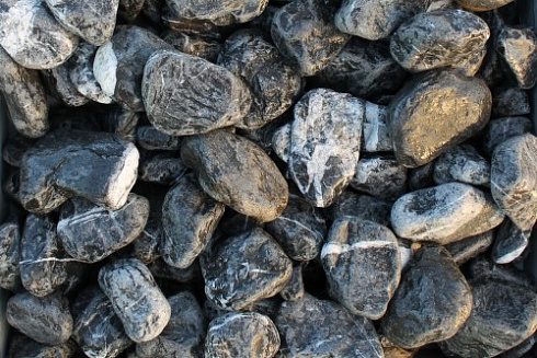 Kamenclub.ru: Щебень галтованный черный (мрамор) фр. 50-100 мм.  купить во Владимире мрамор черный с белыми прожилками щебень ландшафтный мраморный 15000 руб/т   фото КАМЕНЬ КЛУБ