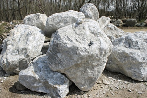 Kamenclub.ru: Мраморизированный известняк фр.500-1500 мм.  купить во Владимире    10000 руб/т   фото КАМЕНЬ КЛУБ