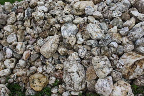 Kamenclub.ru: Кварцевый валунчик фр.100-300 мм.  купить во Владимире кварц белый, бежевый молочный рыжий крупный природный камень галечник 7850 руб/т   фото КАМЕНЬ КЛУБ