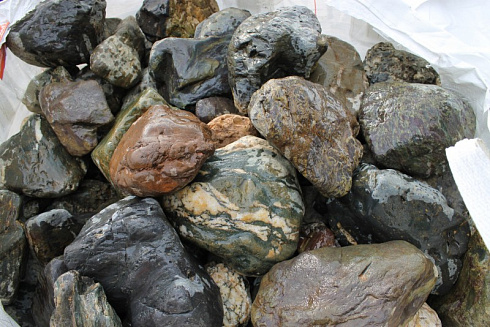 Kamenclub.ru: Ландшафтные валунчики фр.100-500 мм.  купить во Владимире крупный природный камень серый, темно-серый, светло-серый речной валун крупный 4800 руб/т   фото КАМЕНЬ КЛУБ