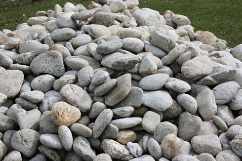 Kamenclub.ru: Бело-серый валунчик фр.100-300 мм.  купить во Владимире крупный камень для ландшафта серый, белый бело-серый валун крупная галька 4500 руб/т   фото КАМЕНЬ КЛУБ