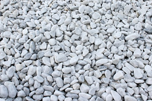 Kamenclub.ru: Мраморная крошка (щебень галтованный белый) фр.10-20 мм.  купить во Владимире мрамор белый, молочный, айвори окатанный округлый декоративный ландшафтный щебень 17000 руб/т   фото КАМЕНЬ КЛУБ