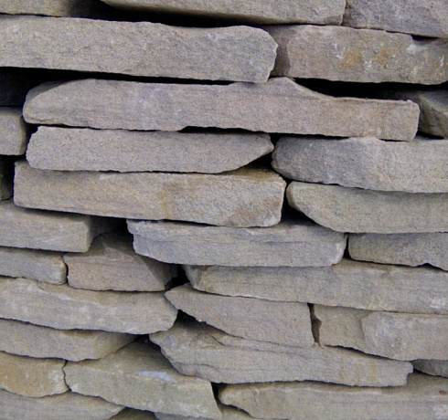 Kamenclub.ru: Песчаник пластушка светло-серый (3,0 см)  купить во Владимире песчаник светло-серый, серый песчаник рваный ландшафтный колотый 13800 руб/м3   фото КАМЕНЬ КЛУБ