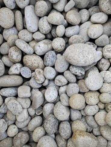 Kamenclub.ru: Галька речная окат (серо-белая) фр. 70-120 мм купить  во Владимире галька галечник бело-серая, серо-белая, серая, белая речная природная галька  8000 руб/т   фото КАМЕНЬ КЛУБ