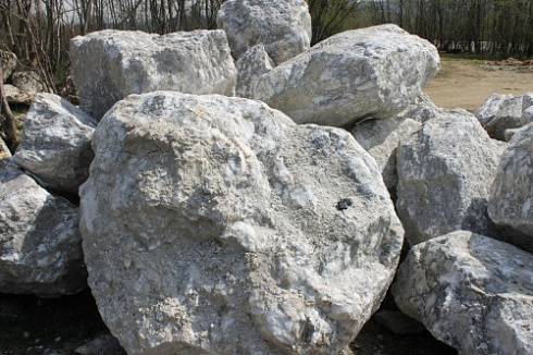 Kamenclub.ru: Мраморизированный известняк фр.500-1500 мм.  купить во Владимире    10000 руб/т   фото КАМЕНЬ КЛУБ