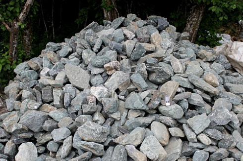 Kamenclub.ru: Гранит скальник (серо-зеленый) фр. 100-500 мм.  купить во Владимире гранит зеленый, серый, салатовый крупный ландшафтный валун 6 000 руб/т   фото КАМЕНЬ КЛУБ