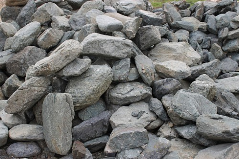 Kamenclub.ru: Гранит скальник (серо-зеленый) фр. 100-500 мм.  купить во Владимире гранит зеленый, серый, салатовый крупный ландшафтный валун 6 000 руб/т   фото КАМЕНЬ КЛУБ