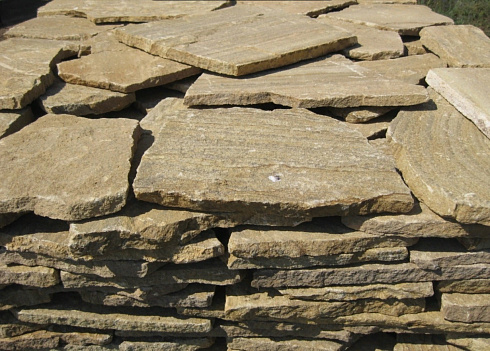 Kamenclub.ru: Песчаник пластушка желтый с рисунком (3 см)  купить во Владимире песчаник желтый с рисунком, рыжий, желтый песчаник пластушка ландшафтная рваная 8 500 руб/м3   фото КАМЕНЬ КЛУБ