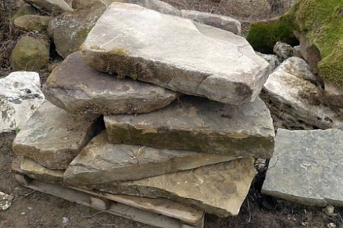 Kamenclub.ru: Песчаник плиты - плахи - пошаговые дорожки (фр. 70-150 мм)  купить во Владимире песчаник серый бежевый желтый зеленый колотый песчаник строительный 6500 руб/т   фото КАМЕНЬ КЛУБ