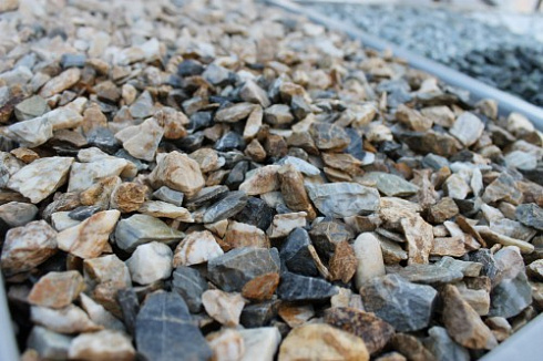 Kamenclub.ru: Мраморная крошка (щебень крошка медовый), фр. 10-20 мм.  купить во Владимире песчаник бежевый, серый каменная ландшафтная крошка  12000 руб/т   фото КАМЕНЬ КЛУБ