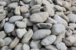 Kamenclub.ru: Бело-серый валунчик фр.100-300 мм.  купить во Владимире крупный камень для ландшафта серый, белый бело-серый валун крупная галька 4500 руб/т   фото КАМЕНЬ КЛУБ