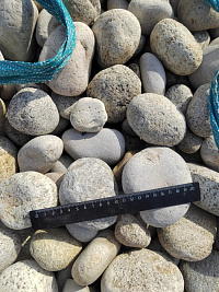 Kamenclub.ru: Галька речная окат (серо-белая) фр. 70-120 мм купить  во Владимире галька галечник бело-серая, серо-белая, серая, белая речная природная галька  8000 руб/т   фото КАМЕНЬ КЛУБ