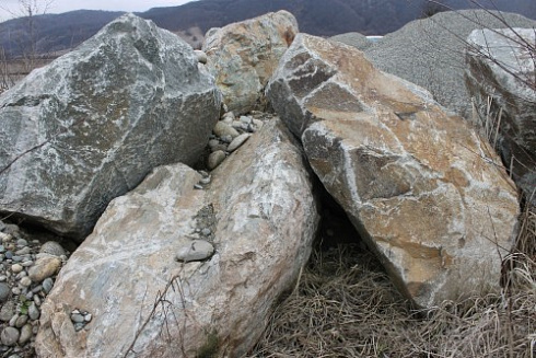 Kamenclub.ru: Гранит скальник (серо-зеленый) фр. 500-1500 мм.  купить во Владимире гранит мрамор  серый зеленый темно-серый глыба скальная колотая ландшафтная 7 500 руб/т   фото КАМЕНЬ КЛУБ