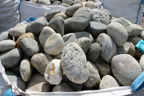 Kamenclub.ru: Речной валун (Ассорти) фр.100-300 мм.  купить во Владимире галечник серый, темно-серый, светло-серый речная галька крупных размеров 4200 руб/т   фото КАМЕНЬ КЛУБ