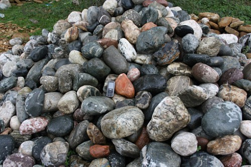 Kamenclub.ru: Ландшафтные валунчики фр.100-500 мм.  купить во Владимире крупный природный камень серый, темно-серый, светло-серый речной валун крупный 4800 руб/т   фото КАМЕНЬ КЛУБ