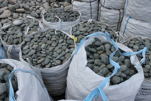 Kamenclub.ru: Темно-серый валунчик фр.100-300 мм.  купить во Владимире крупный природный камень серый, темно-серый, светло-серый речная галька большого размера окатанная 4500 руб/т   фото КАМЕНЬ КЛУБ