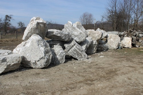 Kamenclub.ru: Мраморизированный известняк фр.500-1500 мм.  купить во Владимире    10000 руб/т   фото КАМЕНЬ КЛУБ