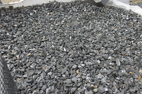 Kamenclub.ru: Щебень крошка черный (мрамор) фр. 5-10 мм.  купить во Владимире мрамор черный с белыми прожилками, черный, белый мраморная крошка декоративная ландшафтная 11000 руб/т   фото КАМЕНЬ КЛУБ