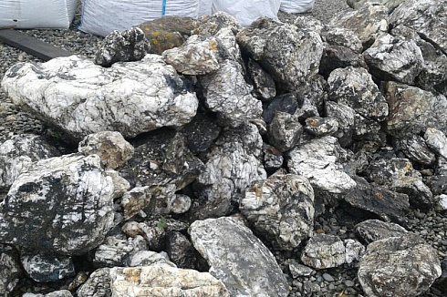 Kamenclub.ru: Черный гранит - кварцит фр. 100-500 мм.  купить во Владимире мрамор гранит черный с белыми прожилками, серый, белый валун скальный колотый 7000 руб/т   фото КАМЕНЬ КЛУБ