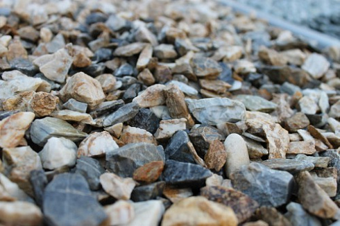 Kamenclub.ru: Мраморная крошка (щебень крошка медовый), фр. 10-20 мм.  купить во Владимире песчаник бежевый, серый каменная ландшафтная крошка  12000 руб/т   фото КАМЕНЬ КЛУБ