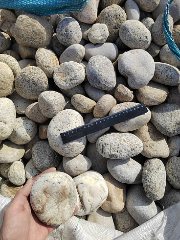 Kamenclub.ru: Галька речная окат (серо-белая) фр. 70-120 мм купить  во Владимире галька галечник бело-серая, серо-белая, серая, белая речная природная галька  8000 руб/т   фото КАМЕНЬ КЛУБ