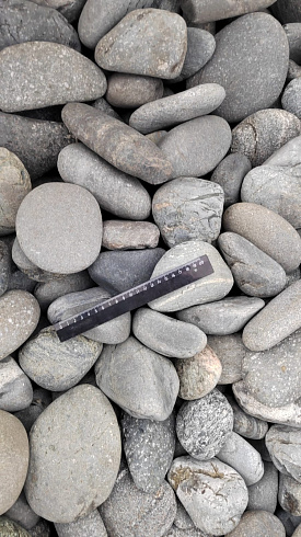 Kamenclub.ru: Галька речная окат (темно-серая) фр. 70-150 мм. купить  во Владимире галька речная темно-серая, синяя, серая речная галька округлая  8000 руб/т   фото КАМЕНЬ КЛУБ