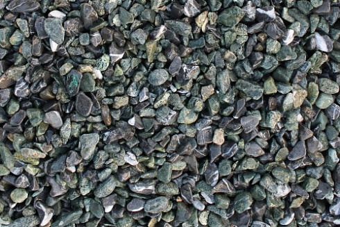Kamenclub.ru: Мраморная крошка (щебень галтованный микс:зеленый-черный) фр.10-20 мм.  купить во Владимире мрамор зеленый, черный декоративные ландшафтные окатанные округлые камни щебня 14500 руб/т   фото КАМЕНЬ КЛУБ