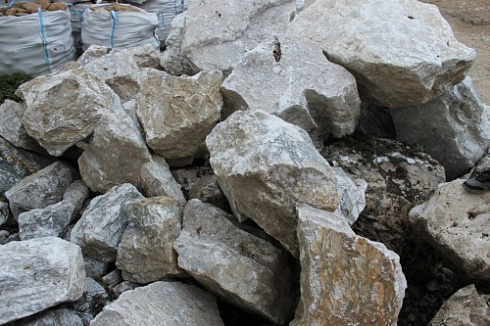 Kamenclub.ru: Мраморизированный известняк фр. 100-500 мм.  купить во Владимире известняк серый белый темно-серый сероватый валун природного образования окатанный 10500 руб/т   фото КАМЕНЬ КЛУБ