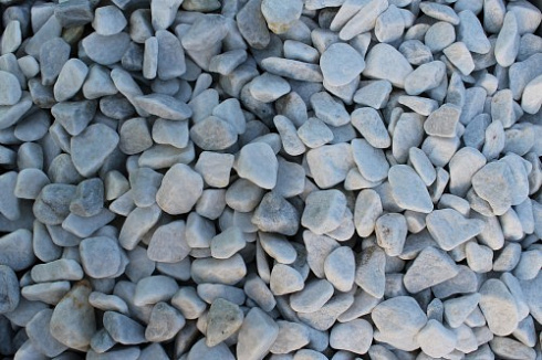 Kamenclub.ru: Мраморная крошка (щебень галтованный белый), фр.20-40 мм.  купить во Владимире мрамор белый бежевый молочный мраморный щебень декоративный 17000 руб/т   фото КАМЕНЬ КЛУБ