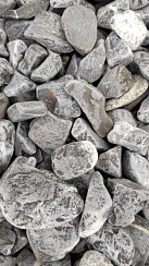 Kamenclub.ru: Щебень галтованный черный (мрамор) фр.40-70 мм.  купить во Владимире мрамор черный с белыми прожилками, черный, белый щебень галтованный округлый 13500 руб/т   фото КАМЕНЬ КЛУБ