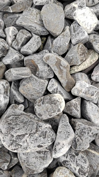 Kamenclub.ru: Щебень галтованный черный (мрамор) фр.40-70 мм.  купить во Владимире мрамор черный с белыми прожилками, черный, белый щебень галтованный округлый 13500 руб/т   фото КАМЕНЬ КЛУБ