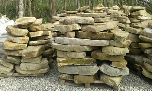 Kamenclub.ru: Песчаник плиты - плахи - пошаговые дорожки (фр. 70-150 мм)  купить во Владимире песчаник серый бежевый желтый зеленый колотый песчаник строительный 6500 руб/т   фото КАМЕНЬ КЛУБ