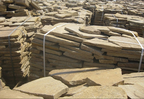 Kamenclub.ru: Песчаник пластушка желтый с рисунком (3 см)  купить во Владимире песчаник желтый с рисунком, рыжий, желтый песчаник пластушка ландшафтная рваная 8 500 руб/м3   фото КАМЕНЬ КЛУБ