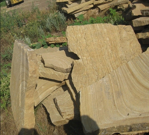 Kamenclub.ru: Форматный камень (плаха) пошаговая дорожка от 70-150 см (4 -12 см)  купить во Владимире плитняк  форматный плаха желтый песчаник 9 000 руб/т   фото КАМЕНЬ КЛУБ