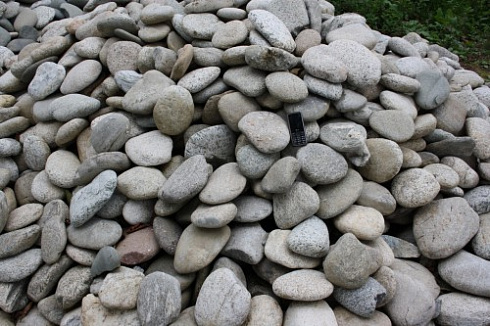 Kamenclub.ru: Галька речная плоская (бело-серая) фр. 100-200-300 мм. купить  во Владимире галька речная плоская серый, белый, бело-серый, серо-белый речная галька плоская  9000 руб/т   фото КАМЕНЬ КЛУБ