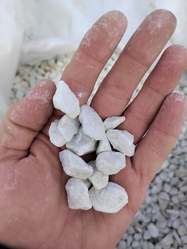 Kamenclub.ru: Мраморная крошка, щебень, цвет-белый, фр. 10-20 мм.  купить во Владимире мрамор белый, молочный айвори каменная ландшафтная декоративная крошка шебня 12000 руб/т   фото КАМЕНЬ КЛУБ