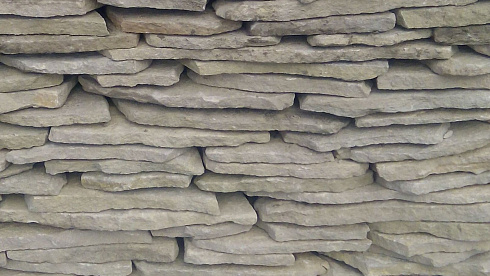 Kamenclub.ru: Песчаник пластушка светло-серый (2,0 см)  купить во Владимире плитняк- ластушка светло-серый, серый рваный ландшафтный плитняк колотый 13800 руб/м3   фото КАМЕНЬ КЛУБ