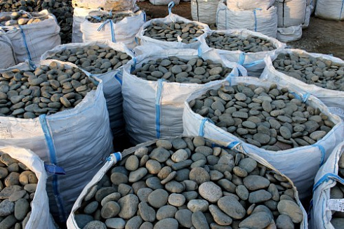 Kamenclub.ru: Галька речная плоская (темно-серая) фр. 100-200-300 мм. купить  во Владимире галька речная плоская темно-серый, серый, синий речной галечник плоский 9000 руб/т   фото КАМЕНЬ КЛУБ