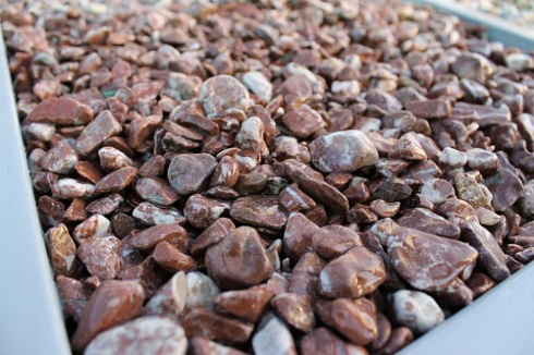 Kamenclub.ru: Мраморная крошка (щебень галтованный розовый) фр.10-20 мм.  купить во Владимире мрамор розовый, красный ландшафтный декоративный окатанный округлый щебень 15000 руб/т   фото КАМЕНЬ КЛУБ